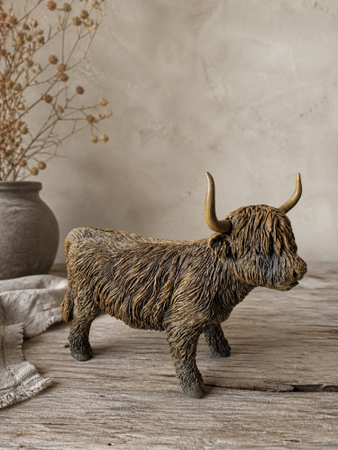 schotse hooglander beeld, hooglander decoratie, koe beeld landelijk, stoer en sober interieur, aura peeperkorn stijl, hoffz stijl, landelijke woonaccessoires, koe beeld polystone, decoratie beeld koe, 